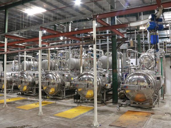 Autoclave de aspersión de agua funcionando en la fábrica de nuestro cliente