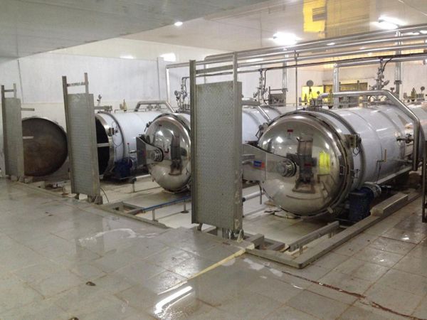 Autoclave de aspersión de agua funcionando en la fábrica de nuestro cliente