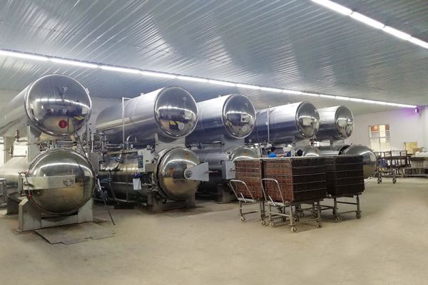 Autoclave rotativo funcionando en la fábrica de nuestro cliente